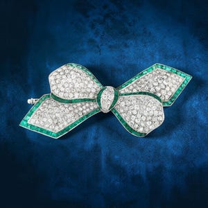Brosch med smaragd diamantrosett