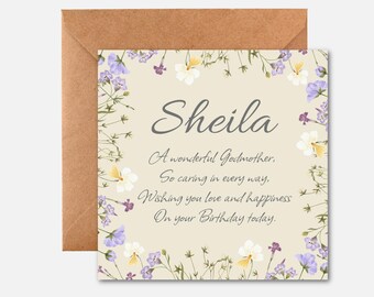 以下が含まれることがあります： 紫、白、黄色の花柄の「Sheila」の誕生日カード。クリーム色の背景に茶色の封筒が付いています。洗礼母への愛情あふれるメッセージが書かれています。