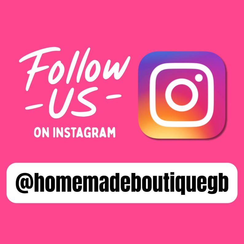 以下が含まれることがあります： 明るいピンク色のグラフィックで、白いスクリプトで「Follow -US- ON INSTAGRAM」と書かれています。Instagramのロゴが右上隅にあります。下には、Instagramのハンドルネーム@homemadeboutiquegbが入った白い長方形があります。