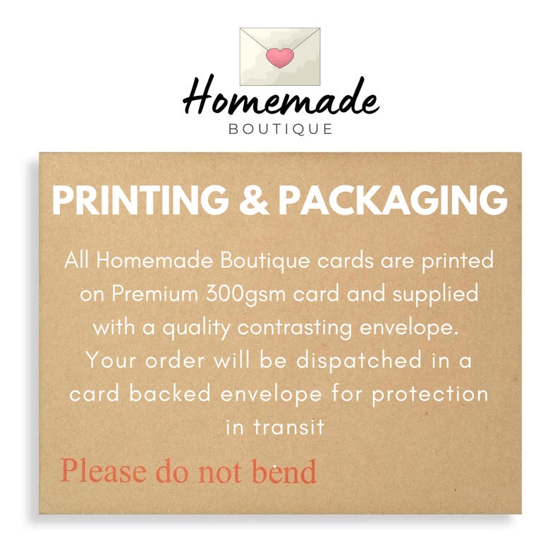 以下が含まれることがあります： 白字で「PRINTING & PACKAGING」と書かれた茶色のカード。カードには、300gsmのカード用紙に印刷され、コントラストのある封筒が付属していると記載されています。カードには「Please do not bend」とも書かれています。Homemade Boutiqueのロゴが上部にあります。