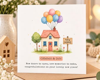 Puede incluir: Una tarjeta de felicitación cuadrada con una ilustración en acuarela de una casa con techo rojo, ventanas azules y puerta roja, elevada por globos coloridos. Un letrero de madera dice NEW HOME. El texto dice GEMMA & IAN y New doors to open, new memories to make, congratulations on your lovely new place!