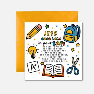 Può includere: Biglietto di auguri con busta gialla. La carta presenta una matita, uno zaino, una lampadina, un voto A+, un libro aperto e delle forbici. Il testo recita "JESS GOOD LUCK in your SATS" con un messaggio incoraggiante.