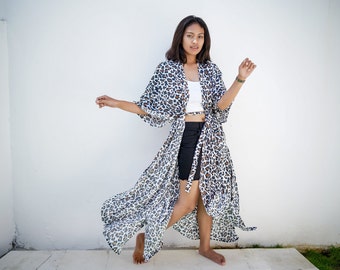 Lichtgewicht kimono van rayon met dierenprint, sexy loungegewaad, strandjurk, losvallende vakantiejurk