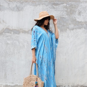 Vestido caftán tie-dye azul claro, caftán bohemio largo de rayón para mujer, vestido playero maxi, vestido bohemio largo para resort, vestido caftán largo