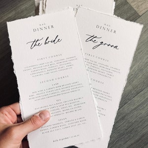 Maßgeschneidertes Hochzeitsmenü mit Namen der Gäste | Büttenrand Handgerissenes Papier Menü | Rustikales Hochzeitsmenü | Personalisiertes Hochzeitsmenü