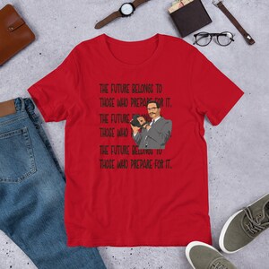 Puede incluir: Camiseta roja con una ilustraci&oacute;n en blanco y negro de un hombre sosteniendo una c&aacute;mara. El texto en la camiseta dice: "THE FUTURE BELONGS TO THOSE WHO PREPARE FOR IT. THE FUTURE BELONGS TO THOSE WHO PREPARE FOR IT."