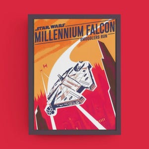 Peut inclure: Affiche encadrée de Star Wars avec le Faucon Millenium. L'affiche a un design rétro avec les mots "Star Wars Millennium Falcon Smugglers Run" en orange et bleu. Le vaisseau spatial est blanc et gris sur un fond rouge et orange.