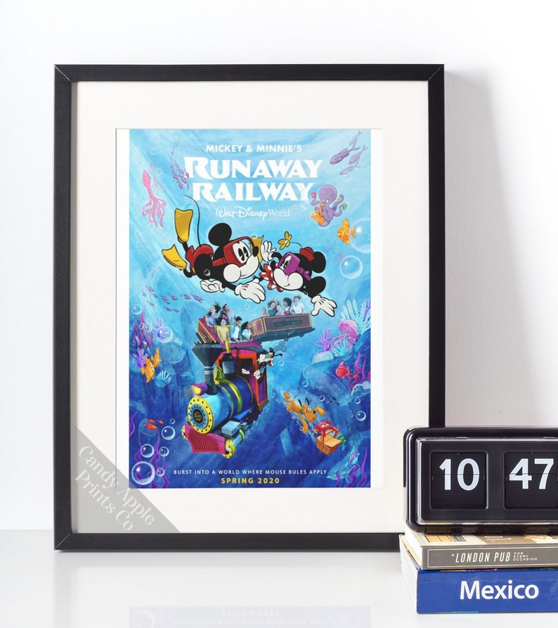 Puede incluir: Un p&oacute;ster enmarcado para Mickey & Minnie's Runaway Railway en Walt Disney World. El p&oacute;ster presenta a Mickey y Minnie Mouse montando un tren bajo el agua con peces coloridos y burbujas. El texto en el p&oacute;ster dice "BURST INTO A WORLD WHERE MOUSE RULES APPLY SPRING 2020".