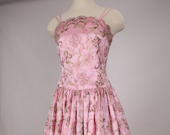 Vintage 1960er - 1970er Jahre Pink besticktes Metallic Brokat-Kleid Ballkleid-Party-Cocktail-Hochzeit Prinzessin Südliche Belle Bürgerkrieg Klein
