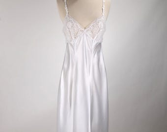 Vintage Flora Nikrooz White Lace Bridal Long Nightgown Negligee Peignoir Wedding Lingerie