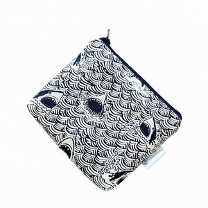 Hai-Periodentasche, Damensanitärtasche, Kleine Nasstasche, Nasstasche mit Stoffpolster, Haie Tasche