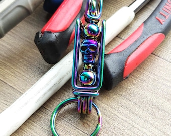 Llavero de calavera: accesorio de motociclista hecho a mano, regalo para un jinete audaz y rebelde, llavero táctico.
