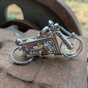 Cadeaux moto, porte-clés mousqueton métallique fait main de haute qualité avec design moto, porte-clés super résistant