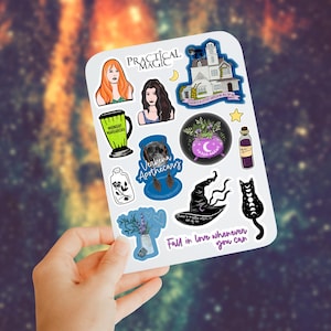 Può includere: Un foglio di adesivi con varie illustrazioni a tema stregonesco. I disegni includono un cappello da strega, un gatto nero, un calderone e la scritta "Fall in love whenever you can". Il foglio riporta anche le parole "Practical Magic".