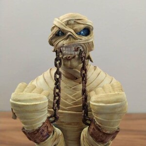 Iron Maiden.3d print bügeln maidenfigur. Die Mumie, die Figur des Pharaos, nagt sich durch die rostige Kette die er sich mitgenommen hat! Haarband eiserne Jungfrau.