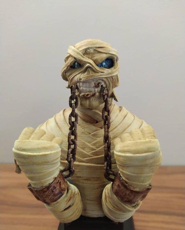 Star Images Figura De Eddie Momia De Iron Maiden – 8 Pulgadas Con Cadenas Y Cabeza Intercambiable – Edición 30 Aniversario Del Álbum Powerslave