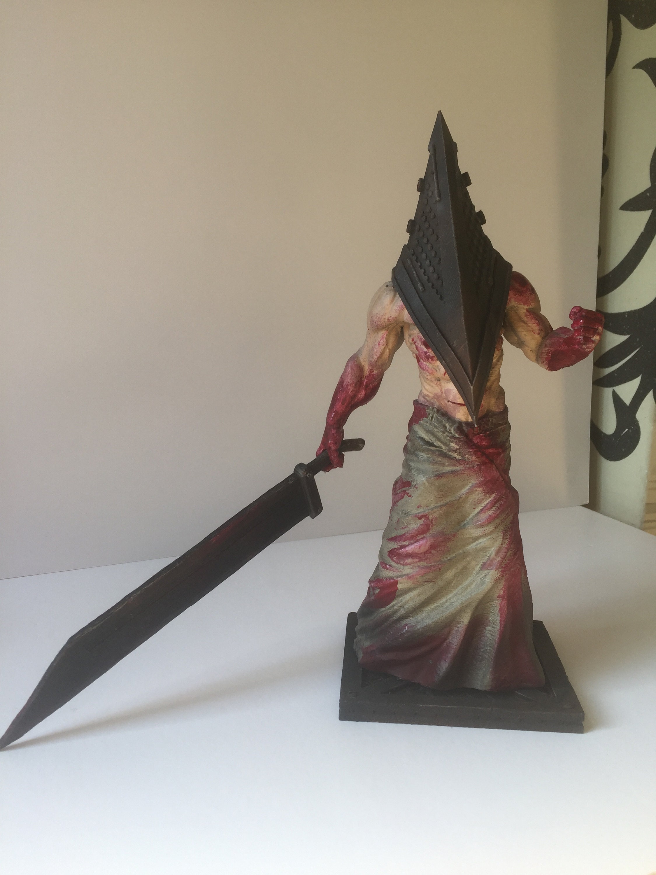 IMPRESIONES 3dMAX on Instagram: Figura de Pyramid Head de la película  Silent Hill a pedido en 25 cm de altura. Excelentes detalles y realismo.  Pedí la figura que quieras ! #pyramidhead #silenthill #