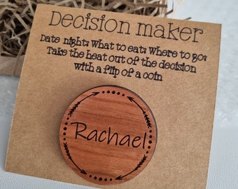 Pièce Decision Maker - Pièce décisionnelle à rabat personnalisée | Prise de décision pour couple | Pièce en bois avec des noms | Pièce Décision recto-verso