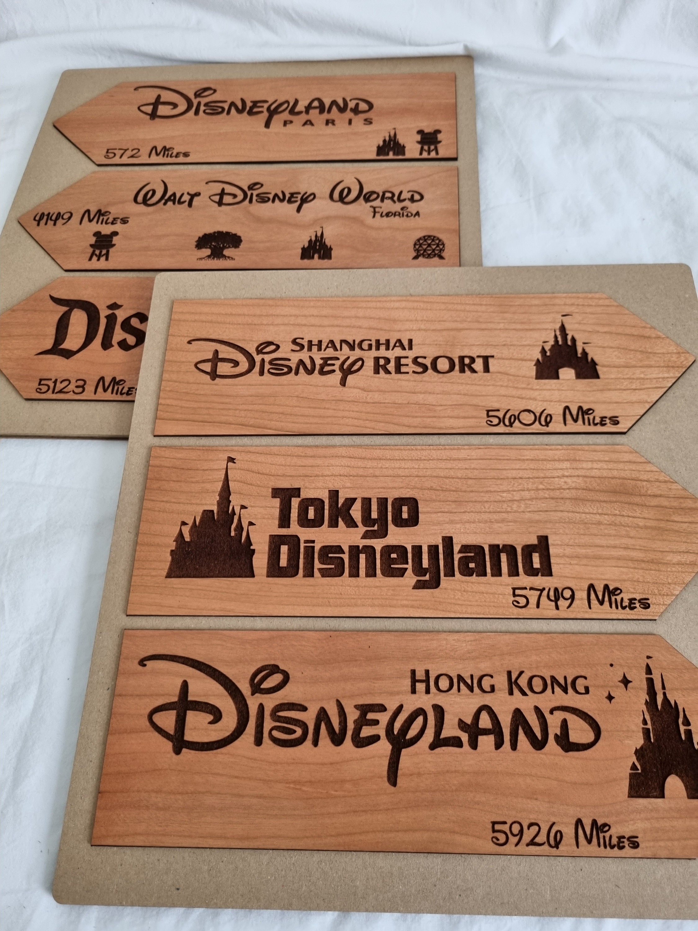 ディズニー風サイン - ディズニーパークまでの距離表示サイン