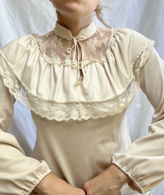 Vintage 70s Victorian style lace keyhole blouse - image 5