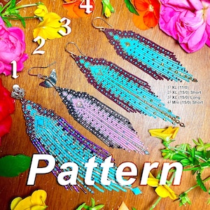 Pode incluir: Quatro pares de brincos de contas em várias cores, incluindo turquesa, roxo, rosa e marrom. Os brincos são exibidos em uma superfície de madeira com flores. O texto "Pattern" está escrito em letras grandes abaixo dos brincos. Os brincos são numerados de 1 a 4.