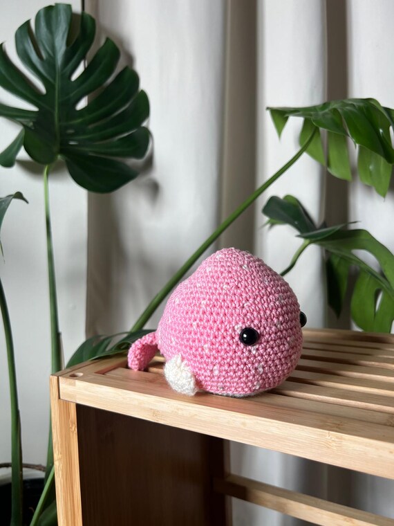 あみぐるみ ピンクのくじら かぎ針編みのクジラのぬいぐるみ | ピンクと白の編みぐるみぬいぐるみ