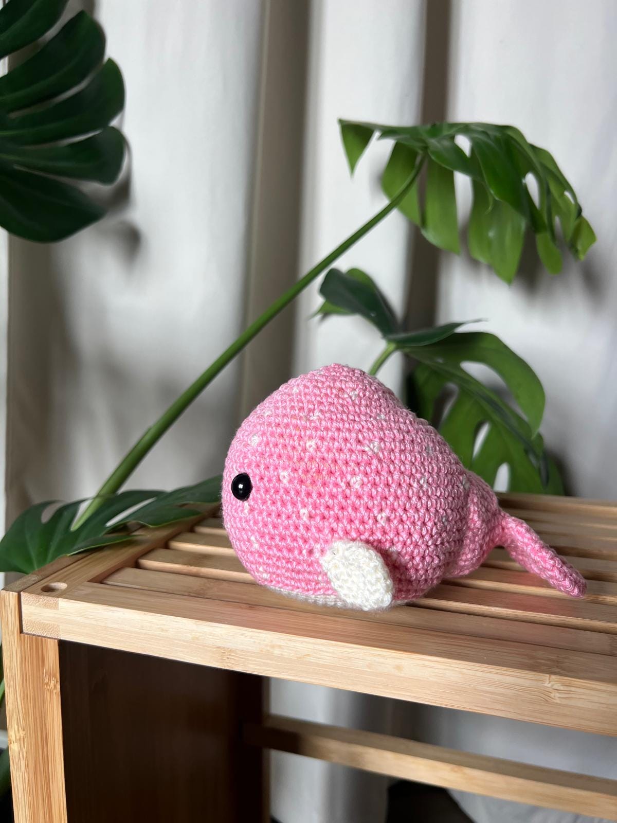 かぎ針編みのクジラのぬいぐるみ | ピンクと白の編みぐるみぬいぐるみ