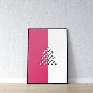 Op de afbeelding: Een ingelijst afdruk met een roze en witte achtergrond. Een gestileerd boomontwerp is gecentreerd op de afdruk. De boom is gemaakt van witte cirkels die met zwarte lijnen zijn verbonden. De bovenste helft van de boom bevindt zich op de witte achtergrond en de onderste helft op de roze achtergrond.