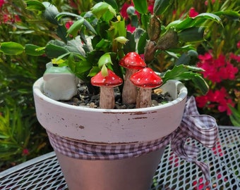 Mushroom plant stake