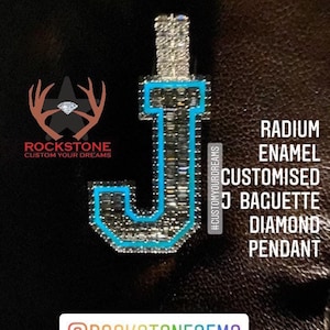 Pingente de diamante hiphop feito sob encomenda em prata esterlina 925 banhado a ouro branco 14k personalizado com letra J baguette @Rockstonegems