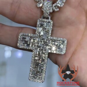 Pingente de cruz religiosa clássica em prata esterlina 925 feito sob encomenda em estilo hip hop baguette @Rockstonegems