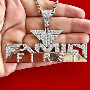 Colgante de plata de ley con circonitas cúbicas bañado en oro y diamantes de estilo hip hop de la familia #Rockstonegems
