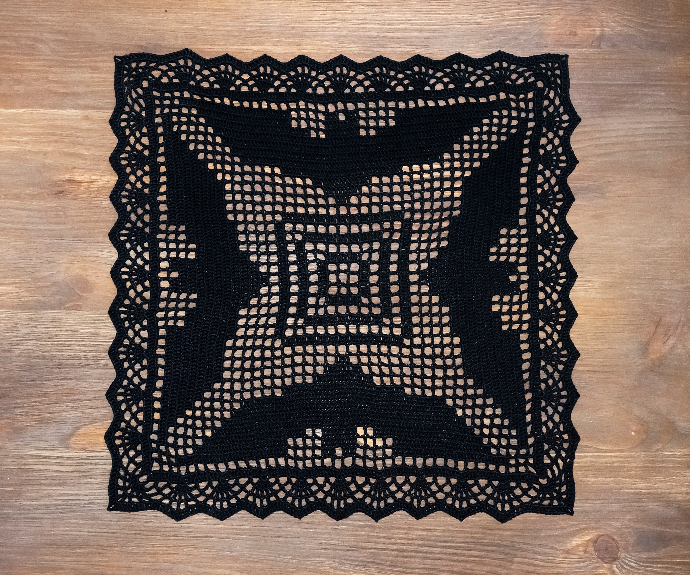 crochet carré noir doily avec des chauves-souris. décor d'halloween au crochet. de style gothique.