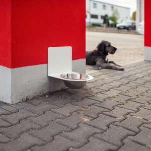 Elegant bowl holder made of white powder-coated steel, including stainless steel bowl, feeding bowl, dog bowl, dog bar, feeding station, bar