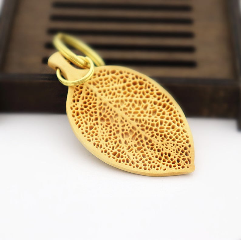 Car Key Pendant Hand Carved Wooden Key Ring,Keychains Decoration Leaf Pendant Wood Carving Key Pendant