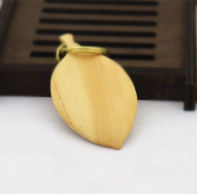 Car Key Pendant Hand Carved Wooden Key Ring,Keychains Decoration Leaf Pendant Wood Carving Key Pendant
