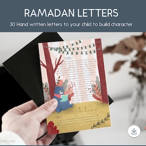 Puede incluir: Una carta de Ramad&aacute;n imprimible para ni&ntilde;os con un oso azul leyendo un libro en un entorno de bosque. La carta incluye la palabra &aacute;rabe para "madre" y el texto "&iexcl;Tu b&uacute;squeda!" con una cita sobre la importancia de la amabilidad y el buen car&aacute;cter.