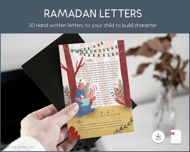 Puede incluir: Una carta de Ramad&aacute;n imprimible para ni&ntilde;os con un oso azul leyendo un libro en un entorno de bosque. La carta incluye la palabra &aacute;rabe para "madre" y el texto "&iexcl;Tu b&uacute;squeda!" con una cita sobre la importancia de la amabilidad y el buen car&aacute;cter.