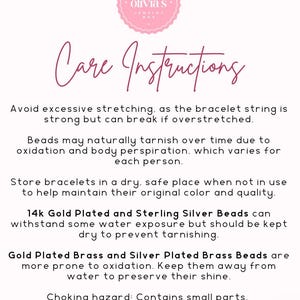 Op de afbeelding: Roze en witte kaart met onderhoudsinstructies voor sieraden. De tekst adviseert om overstrekking te voorkomen, op een droge plaats te bewaren en wijst op mogelijke aanslag. Het bevat ook een waarschuwing voor verstikkingsgevaar.