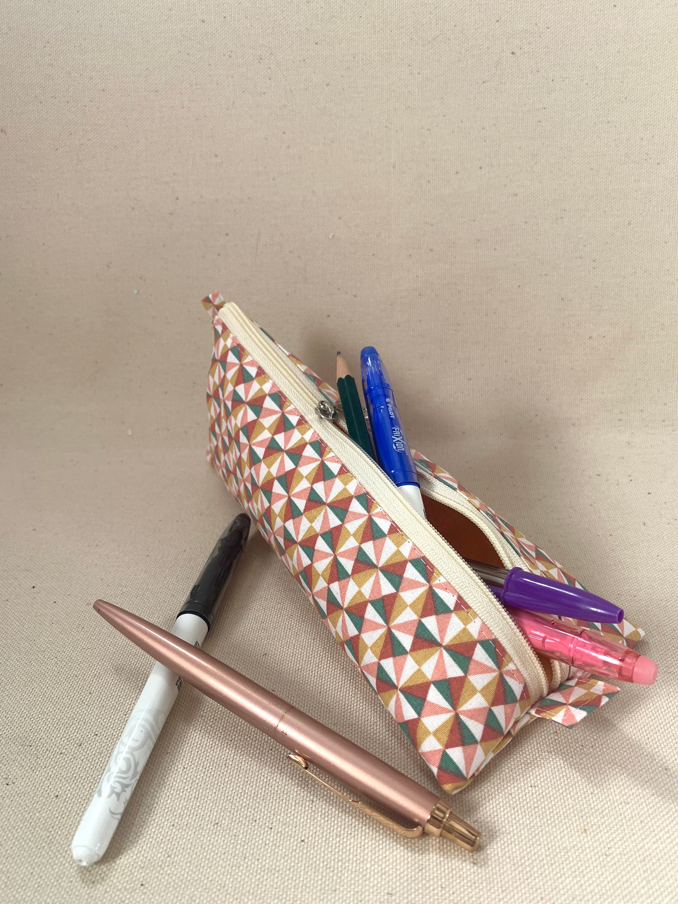 Trousse à Crayon ou Stylo Forme Originale en Tissu Personnalisable