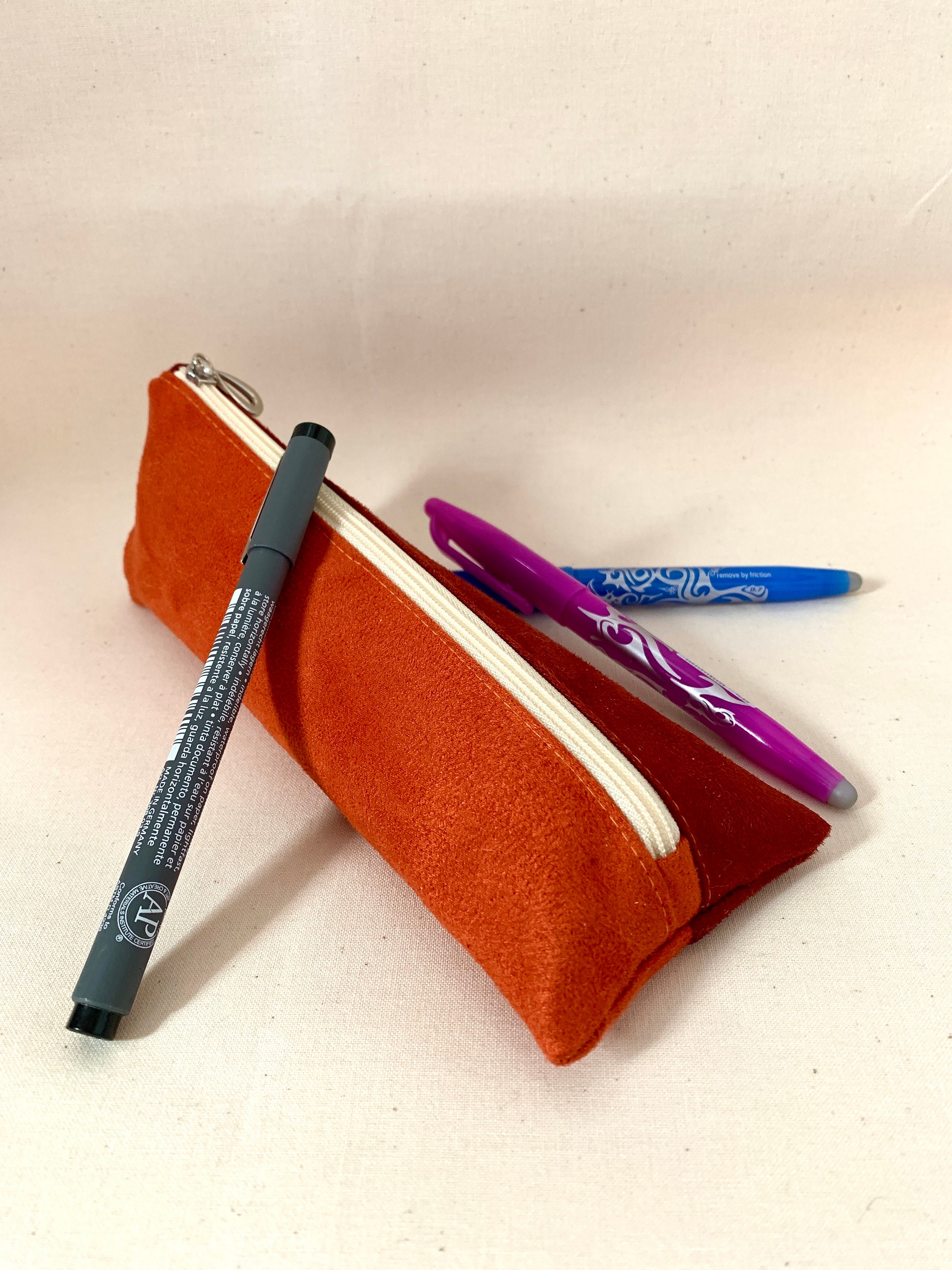 Trousse à Crayon ou Stylo Forme Originale en Suédine Couleur Au Choix