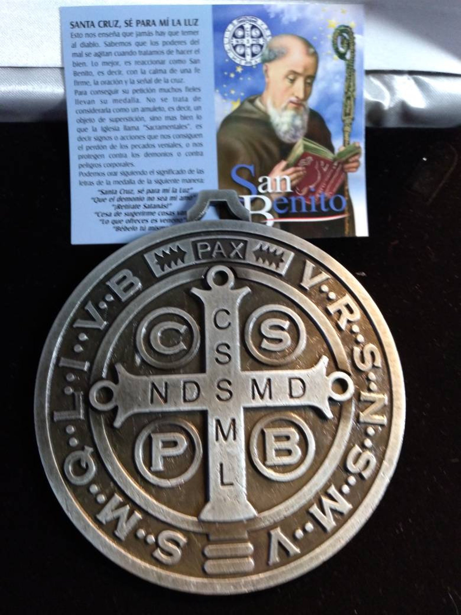 Médaille de Saint Benoît en métal gris mesurant 10x10 cm - Etsy France