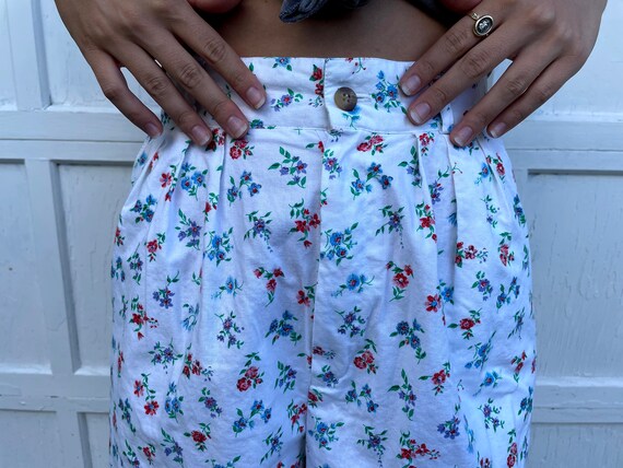 Intentions Vintage White Floral Shorts - image 6