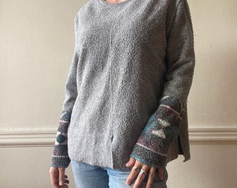 Jersey gris cómodo con detalles geométricos (tallas S-M)
