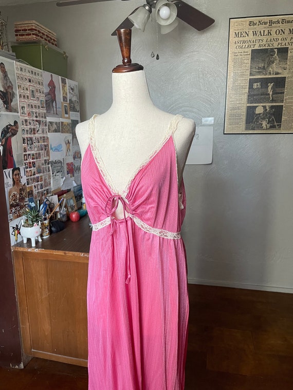 Vintage Pink Lacy Lingerie Robe and Slip Set - image 5