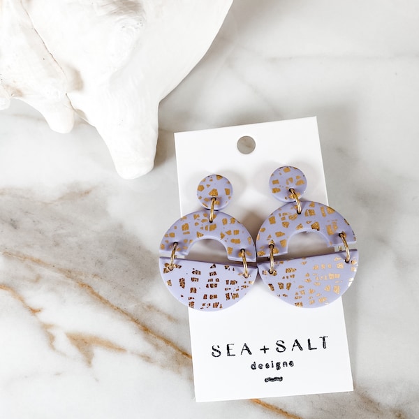 Pendientes de arcilla, pendientes semicirculares hechos a mano de lavanda y hojuelas de oro, regalo para ella, joyería llamativa, hipoalergénicos, sin níquel.