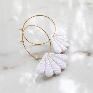 Ton Ohrringe, Weiß gewellte Creolen, einzigartiges Geschenk, Statement Schmuck, Geburtstag, Nickel frei, hypoallergen