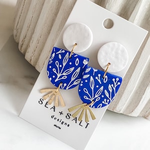 BOUCLES D&#39;OREILLES EN ARGILE, SANTORIN, pendants bleus, blancs et dorés, bijoux uniques, légers, hypoallergéniques, sans nickel, faits main