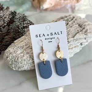 BOUCLES D'OREILLES EN ARGILE, Pendentifs moyens en or bleu poussiéreux, Boucles d'oreilles de demoiselle d'honneur, Objet original, Cadeau unique, Bijoux faits main, Hypoallergénique, Léger