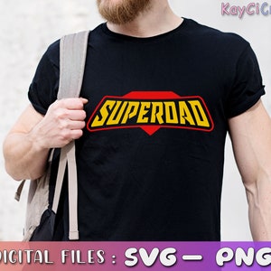 Op de afbeelding: Een zwart T-shirt met een rode en gele afbeelding met de tekst "Superdad" in een retro-stripboek stijl.